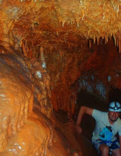 Cueva excéntrica, una maravilla de formas luces y color al alcance de toda la familia
