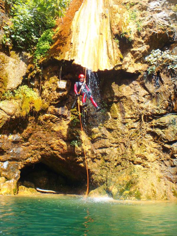 Descenso de cañones, barranco Jorox con una espectacular cascada "volada" de 27 metros